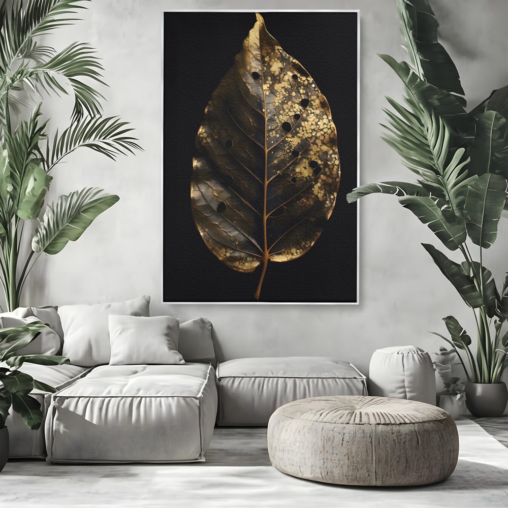 Tablou canvas cu tablou canvas cu frunza aurie pe fundal negru, in rama de aluminiu argintiu, pe perete intr-un living